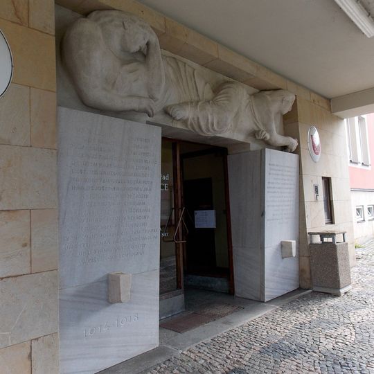 Pamětní desky obětem světových válek na budově radnice v Miroticích