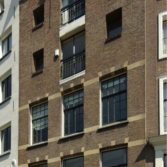 Pakhuis met gevel onder rechte lijst met consoles