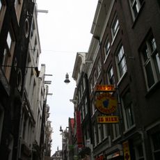 Pand met gevel onder rechte lijst met consoles en triglyfen