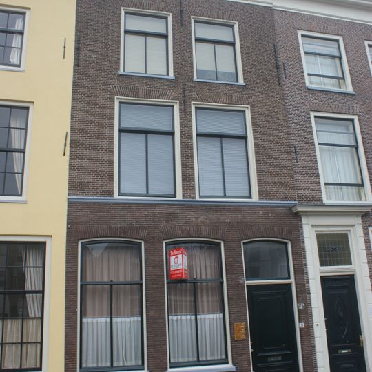 Pand met gevel met rechte kroonlijst