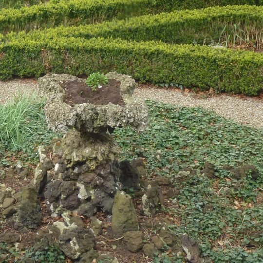 Tuinsieraad vormgegeven in een aan het Neo-Manierisme verwante stijl in de achtertuin van het huis Bisdom van Vliet, in essentie vergelijkbaar met de tuinsieraden die in de overtuin geplaatst zijn.