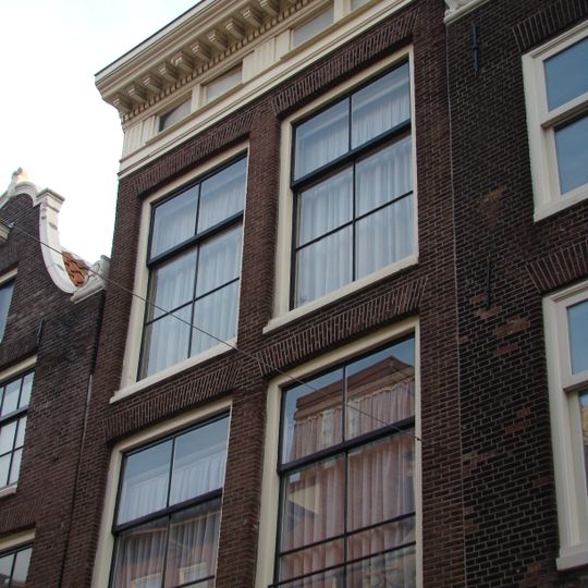 Pand met gevel onder rechte triglyfenlijst