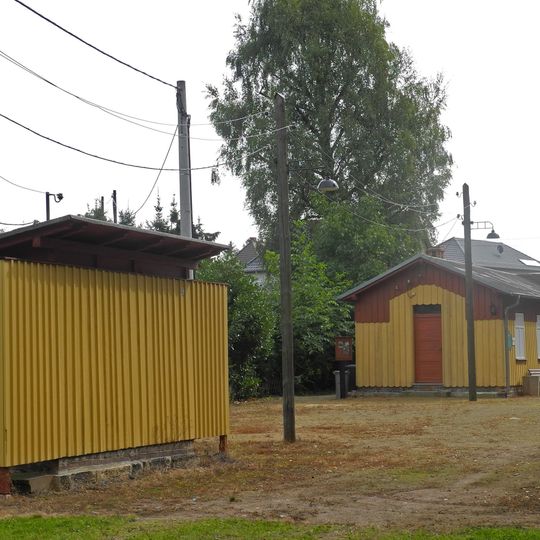 Einzeldenkmale in der o. g. Sachgesamtheit, Teilabschnitt Bannewitz, OT Hänichen: Straßenbrücke , Bahnhof mit Abfertigungsgebäude sowie Bahnpostengebäude mit Nebengebäude