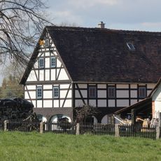Wohnstallhaus (Umgebinde), Scheune, hölzerne Pumpe und östliche Einfriedung mit originalen Toren Siebitz 3