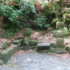 Podstavce a zbytky soch u pramene Tří svatých u Kamenického potoka