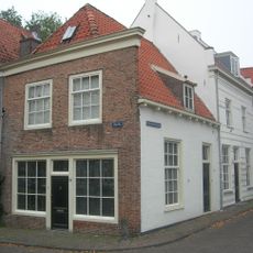 Huis met lijstgevel, hoek Bloemendalse Binnenpoort. Blinde zijgevel met vensternissen