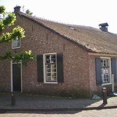 Boerderij met topgevel en zijbaander