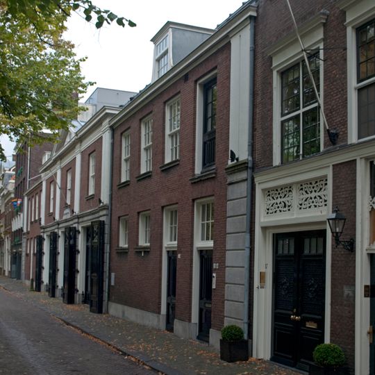 Koetshuis, de gevel door pilasters geleed en bekroond met een driehoekig fronton