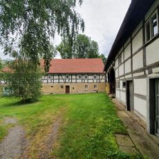Wohnstallhaus, Seitengebäude (mit offenem Scheunenanbau), Stallgebäude und Scheune eines Vierseithofes Wesenitzstraße 24; 26