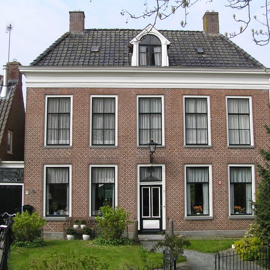 Blokvormig vijf traveeën breed woonhuis met verdieping en zesruitsvensters