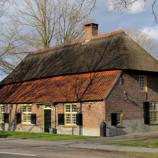 Boerderij van het Kempische langgeveltype, rieten wolfdak met voet met pannen, kruiskozijnen met kleine roedenverdeling en luiken