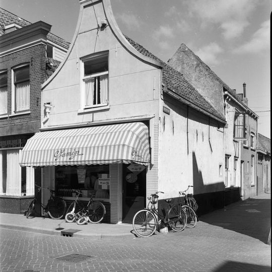 Hoekpand met gepleisterd tuitgeveltje en driehoekig fronton