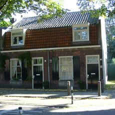 Wevershuisje onder Mansarde-vormig zadeldak