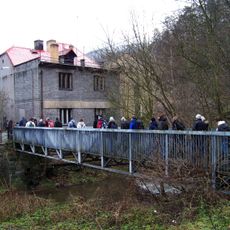 Lávka přes Rakovnický potok k železniční zastávce Křivoklát