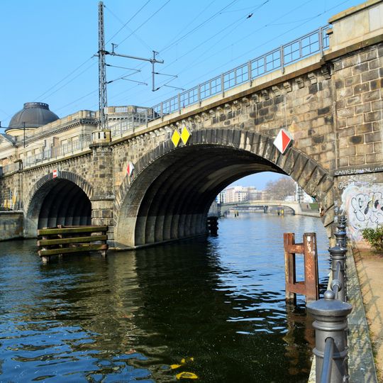 Eisenbahnbrücke über die Spree an der Museumsinsel