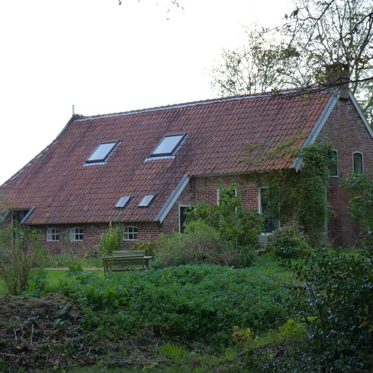 Verbouwd keuterijtje onder zadeldak tegen topgevel