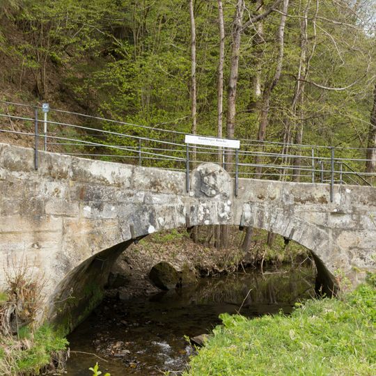 Straßenbrücke