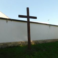 Kříž u kostela Nejsvětější Trojice v Českém Brodu