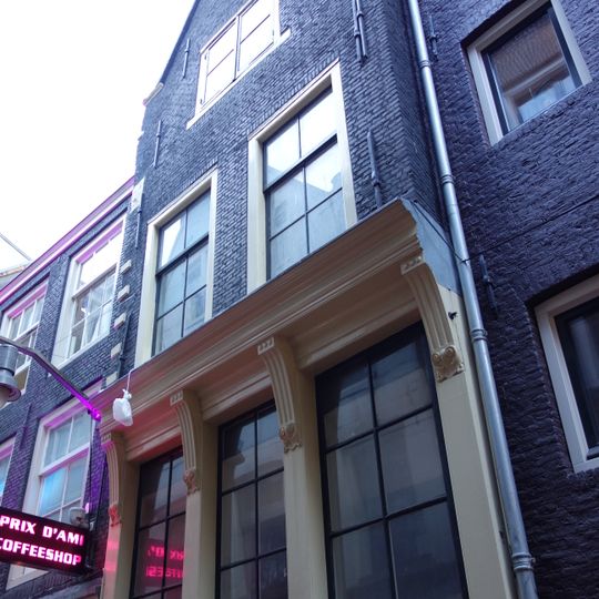 Huis met puntgevel, overgebouwd op lod