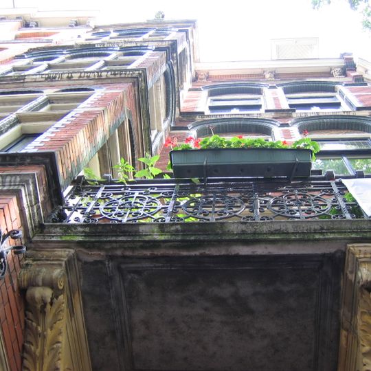 Woonhuis met twee bovenhuizen