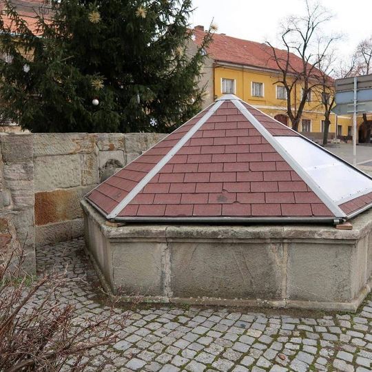 Kamenná kašna u kostela sv. Martina v Cerhovicích