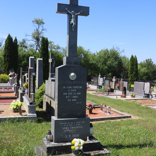 Centrální kříž na hřbitově v Sudicích