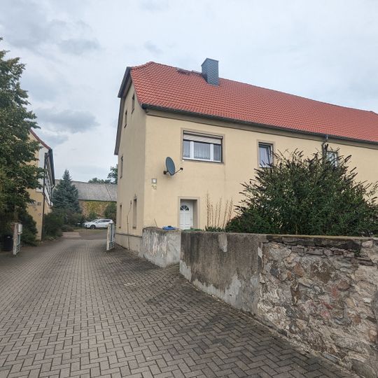 Wohnstallhaus , zwei Seitengebäude und Scheune eines Bauernhofes sowie Einfriedungsmauer Alte Salzstraße 10; 11; 12