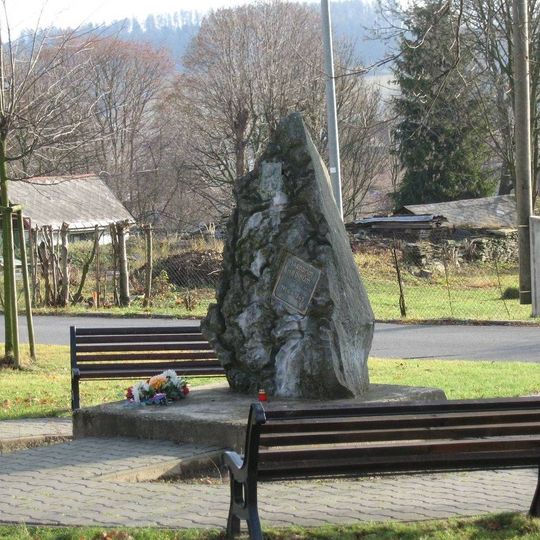 Pomník padlým v obou světových válkách na náměstí Svobody ve středu Břidličné