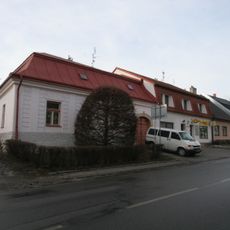 Předměstský dům čp. 128 s klasicistními vraty
