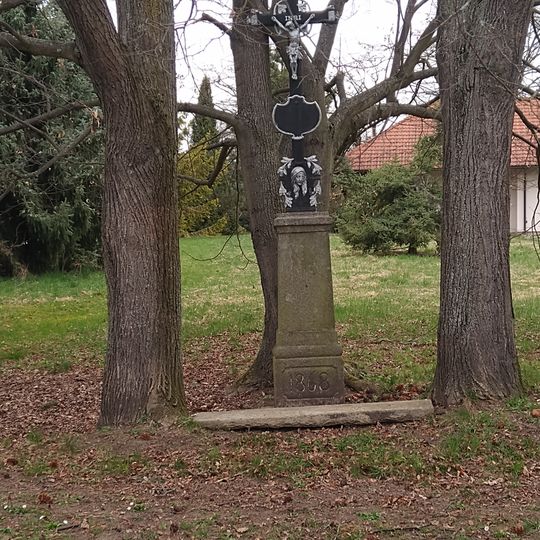 Kříž pod Bábou v zahradě