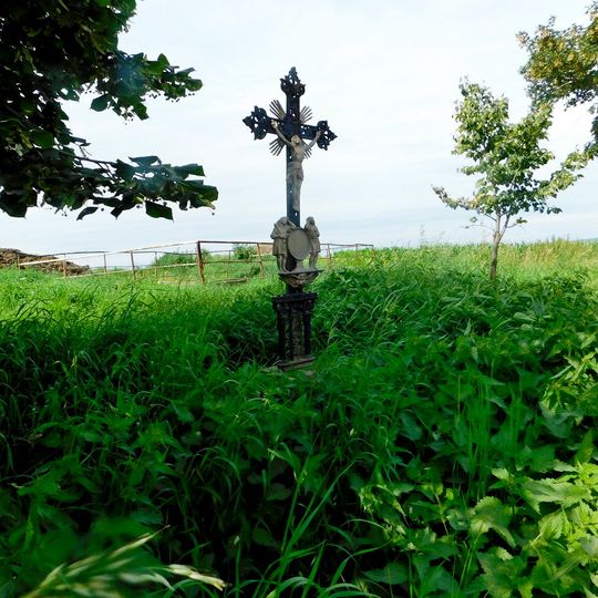 Kříž u silnice na západním okraji Rovné