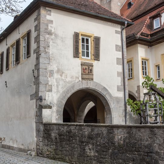 Ehemalige Klostermauer mit Einfahrt