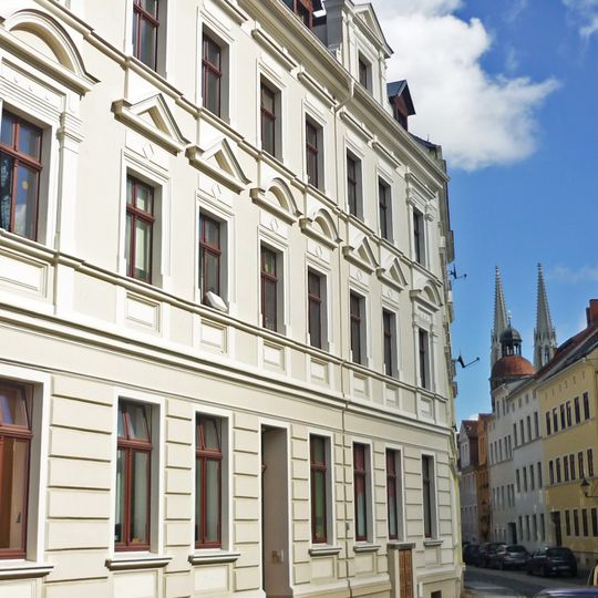 Mietshaus in geschlossener Bebauung, ehemals mit Restaurant „Zum Zackelfall“ Lunitz 14