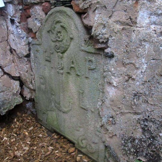 Křížový kámen ve zdi u kostela ve Strážišti