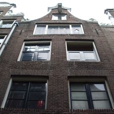 Pand met ingezwenkte halsgevel met volutenafdekking