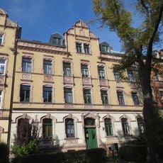 Mietshaus in geschlossener Bebauung mit Vorgarten Ebersdorfer Straße 11