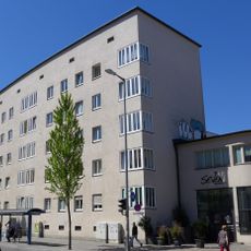 Teil eines sachlichen Postwohngebäudes