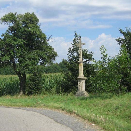 Pamětní kříž u železničního přejezdu na východním okraji Říkovic