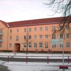 Mehrfamilienhaus der Wohnanlage Bahnhofsvorstadt, ehemals mit Läden Am Bahnhofsvorplatz 2a, 2b, 2c