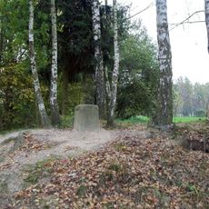 Kříž západně od Lodhéřova u rozcestí