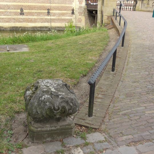 Heeswijk: los klein element langs toegangspad