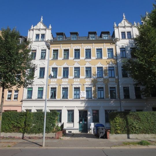 Mietshaus in geschlossener Bebauung mit Laden und Vorgarten Beyerstraße 6