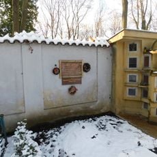 Pamětní deska Kinue Hitomi na Olšanech