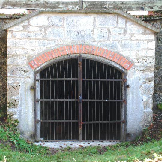 Bierkellereingang und Stützmauern