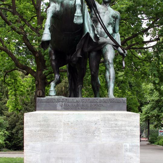 Rossebändiger, nördliche Skulptur