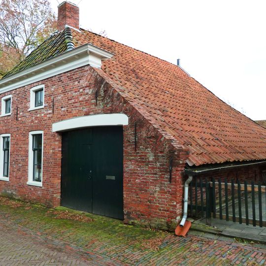 Schuur onder groot zadeldak