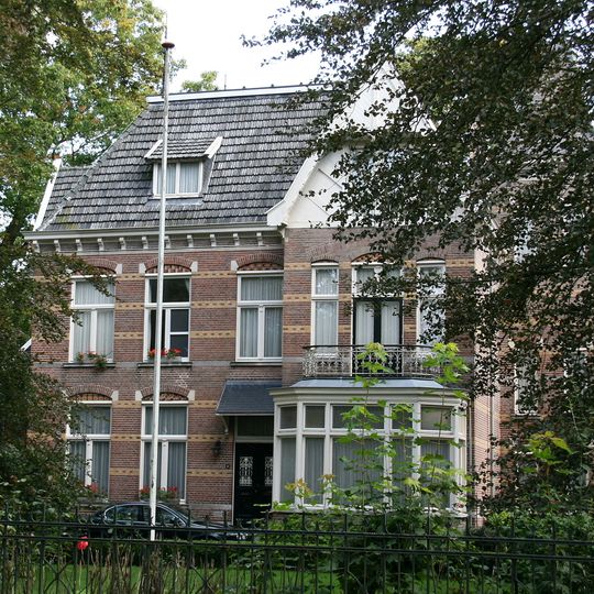 Complex Ruwenbergstraat: villa in eclectische vormen gebouwd
