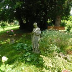 Socha Panny Marie v zahradě tvrze v Tuchorazi