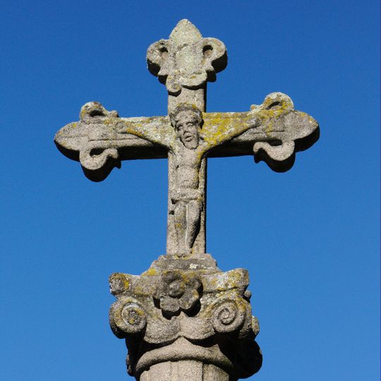 Cruzeiro fronteiro ao adro da Igreja de São Francisco