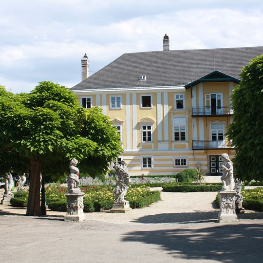 Knappenhof mit zehn barocken Figuren